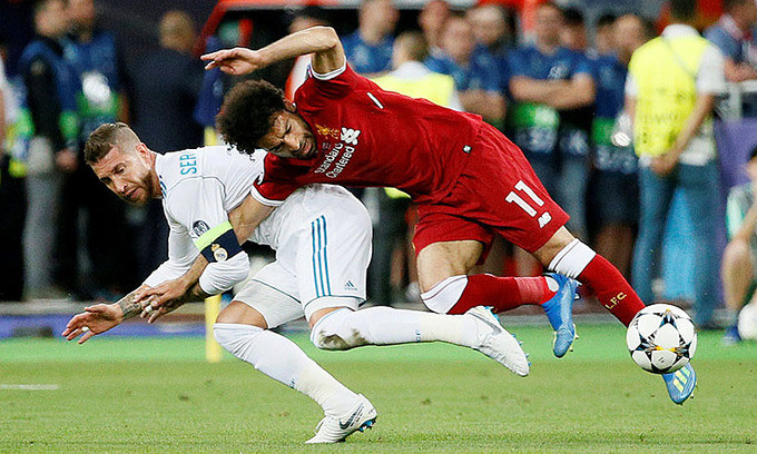 Pha phạm lỗi của Ramos (trái) với Salah ở chung kết năm 2018 vẫn khiến CĐV Liverpool chưa nguôi ngoai. Ảnh: Reuters