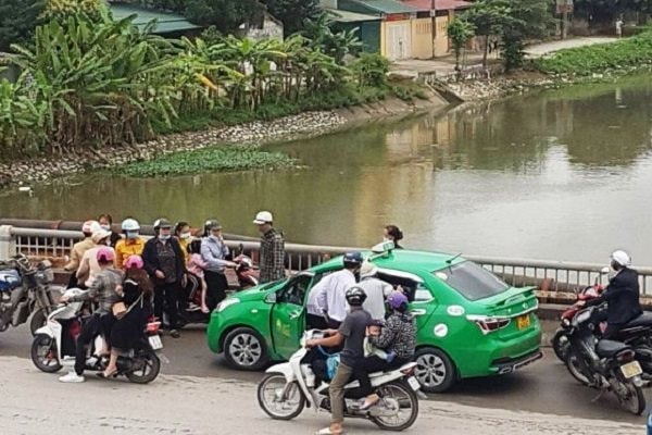 anh1-tai-xe-taxi-lao-minh-xuong-song-cuu-song-co-gai-tu-tu.jpg