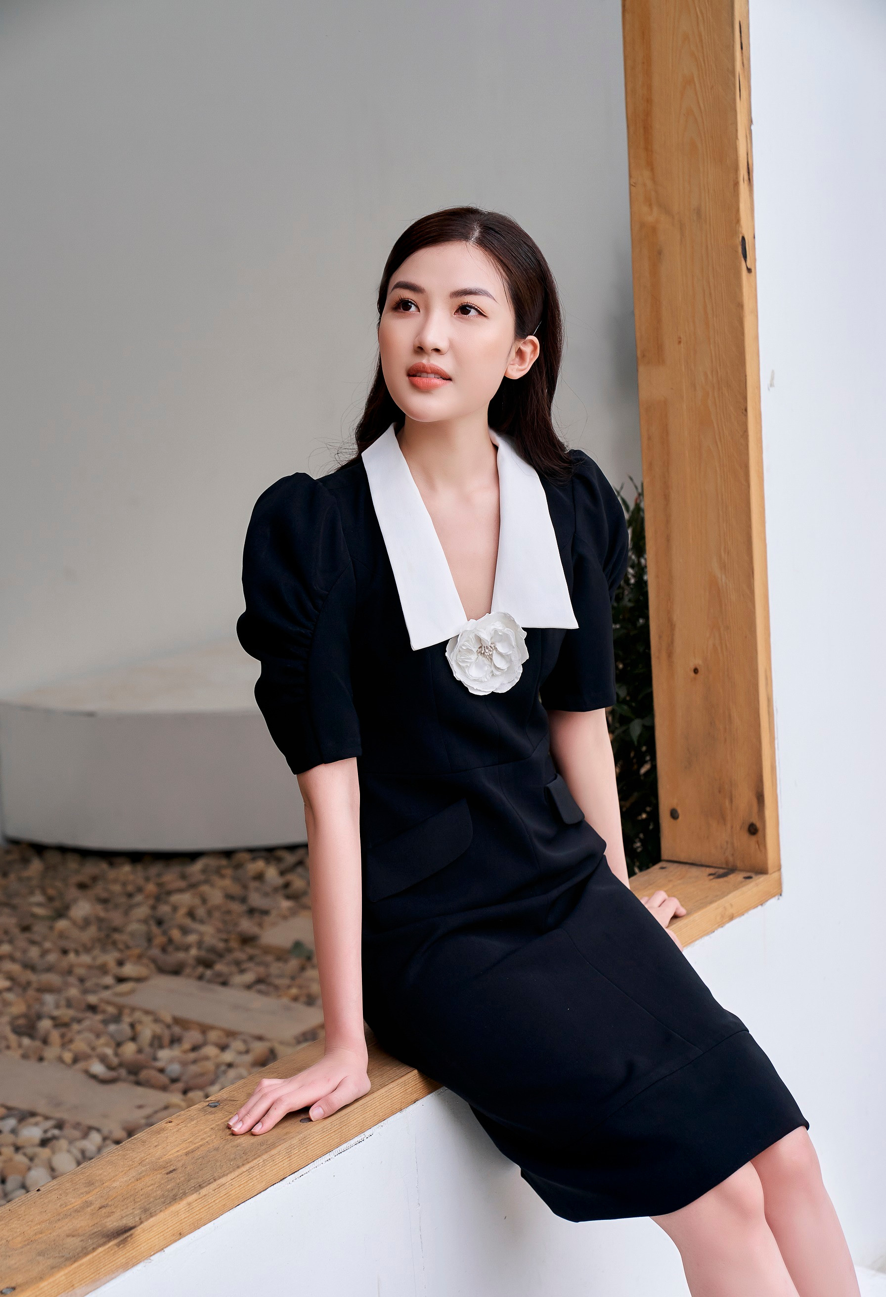 Diễn viên Lương Thanh cuốn hút trong trang phục đen - trắng