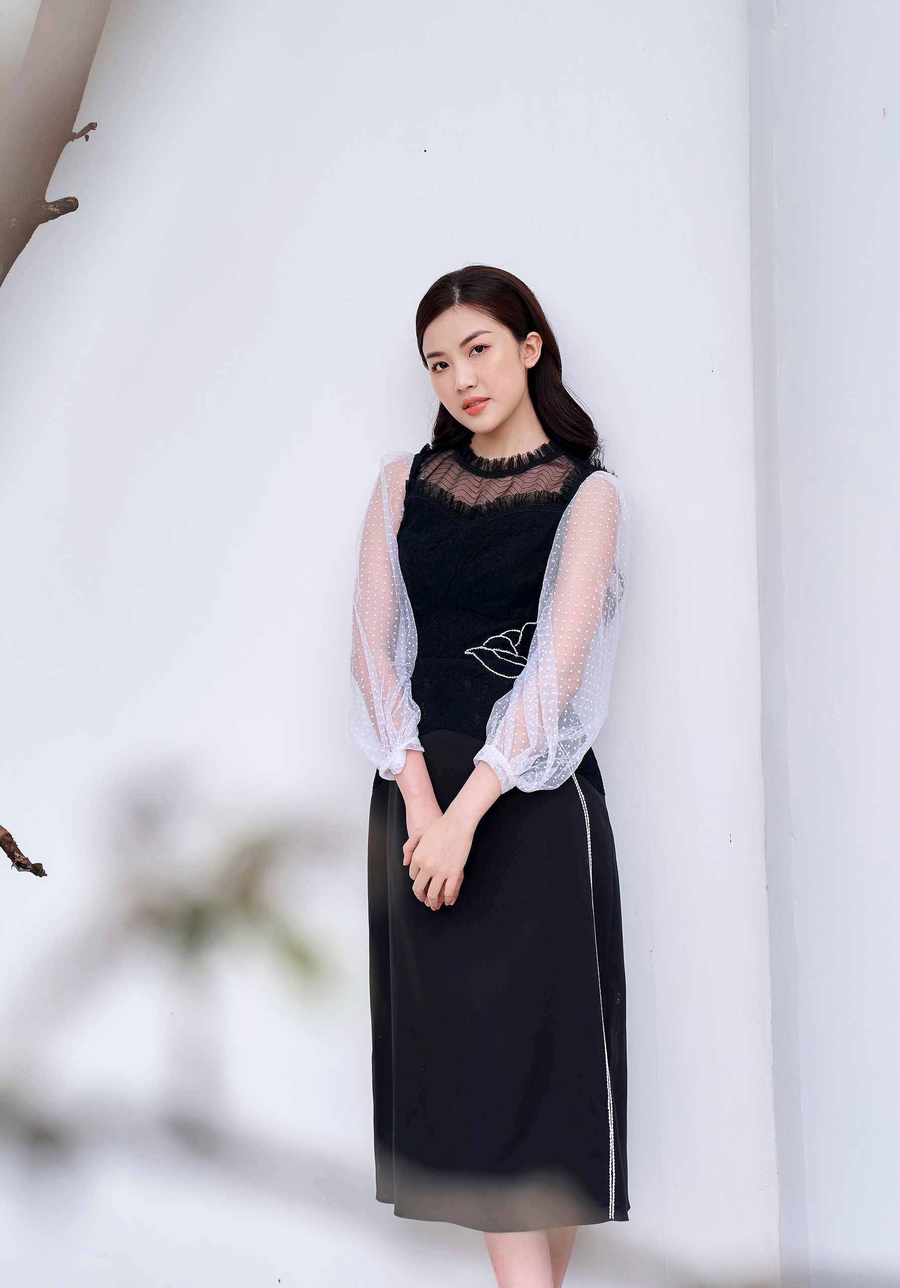 Diễn viên Lương Thanh cuốn hút trong trang phục đen - trắng
