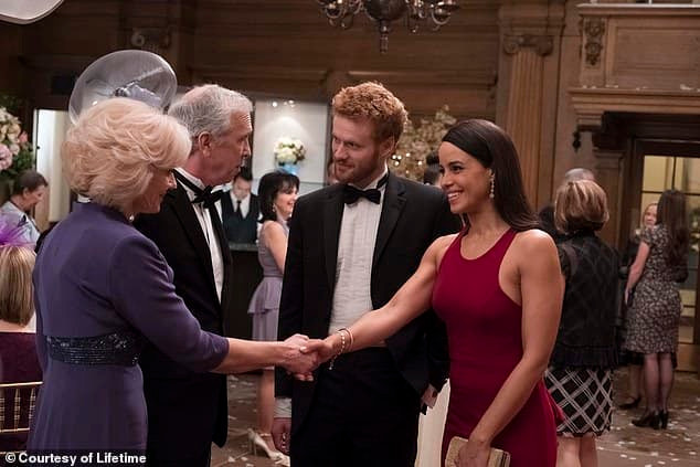 Chuyện tình Harry - Meghan được dựng thành phim mới mang tên 'Trốn thoát khỏi Cung điện' 2 Chuyện tình Harry - Meghan được dựng thành phim mới mang tên 'Trốn thoát khỏi Cung điện' 2