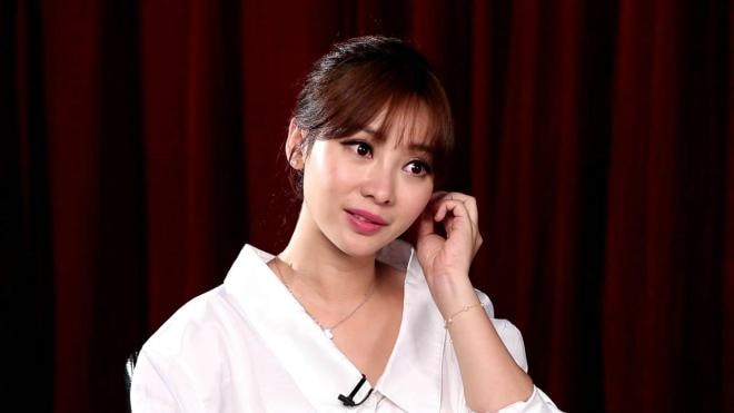 Ảnh năm 16 tuổi của cô để lộ khuôn ngực khủng bẩm sinh, bị nhà trường cho nghỉ học vì quá phát triển 2