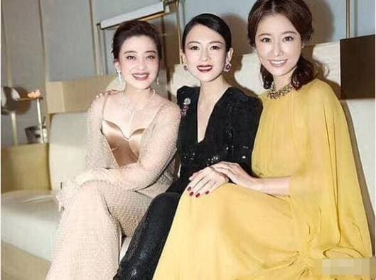 Từng là bạn cùng lớp Chương Tử Di, sự nghiệp đang lên cô lại quỵ lụy hy sinh cho chồng để rồi bị vứt bỏ, đến lúc 45 tuổi nhìn lại mới biết ai là người chiến thắng 4