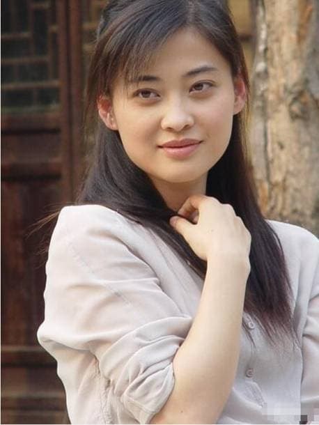 Từng là bạn cùng lớp Chương Tử Di, sự nghiệp đang lên cô lại quỵ lụy hy sinh cho chồng để rồi bị vứt bỏ, đến lúc 45 tuổi nhìn lại mới biết ai là người chiến thắng 5