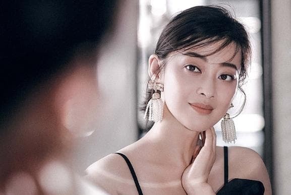 Từng là bạn cùng lớp Chương Tử Di, sự nghiệp đang lên cô lại quỵ lụy hy sinh cho chồng để rồi bị vứt bỏ, đến lúc 45 tuổi nhìn lại mới biết ai là người chiến thắng 1