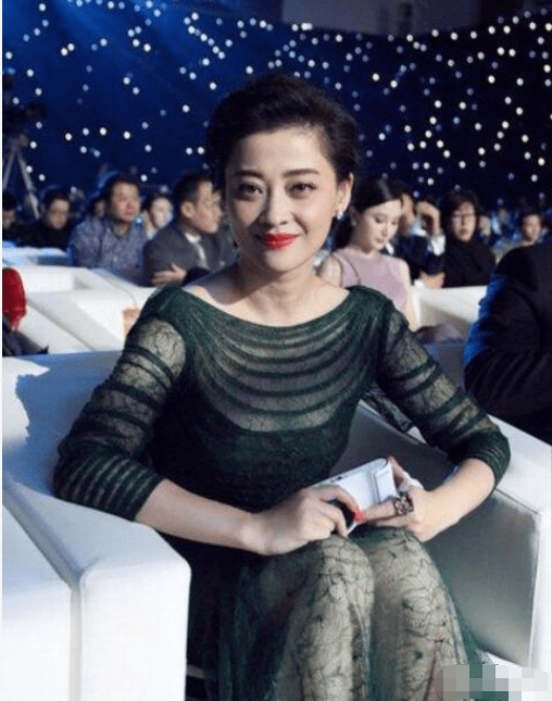 Từng là bạn cùng lớp Chương Tử Di, sự nghiệp đang lên cô lại quỵ lụy hy sinh cho chồng để rồi bị vứt bỏ, đến lúc 45 tuổi nhìn lại mới biết ai là người chiến thắng 8