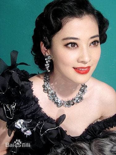 Từng là bạn cùng lớp Chương Tử Di, sự nghiệp đang lên cô lại quỵ lụy hy sinh cho chồng để rồi bị vứt bỏ, đến lúc 45 tuổi nhìn lại mới biết ai là người chiến thắng 3