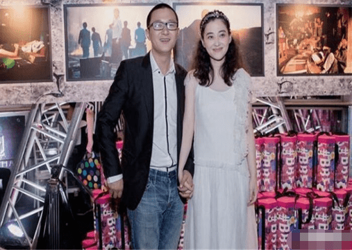 Từng là bạn cùng lớp Chương Tử Di, sự nghiệp đang lên cô lại quỵ lụy hy sinh cho chồng để rồi bị vứt bỏ, đến lúc 45 tuổi nhìn lại mới biết ai là người chiến thắng 9
