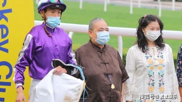 Cô con gái kém sắc nhất của trùm sòng bạc Macau lộ diện, giữa dàn thiên kim xinh đẹp càng trở nên đáng buồn với mái đầu cạo trọc như đàn ông 0