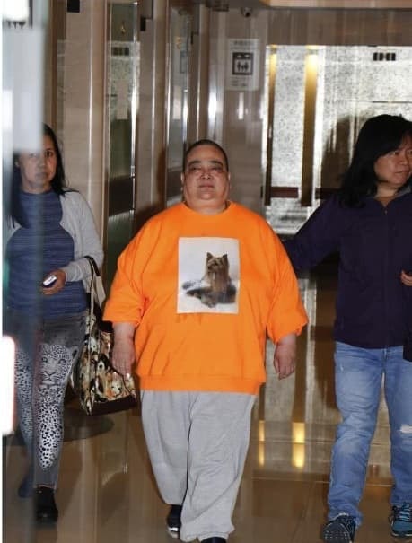 Cô con gái kém sắc nhất của trùm sòng bạc Macau lộ diện, giữa dàn thiên kim xinh đẹp càng trở nên đáng buồn với mái đầu cạo trọc như đàn ông 18