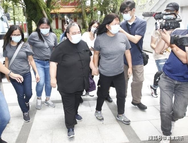 Cô con gái kém sắc nhất của trùm sòng bạc Macau lộ diện, giữa dàn thiên kim xinh đẹp càng trở nên đáng buồn với mái đầu cạo trọc như đàn ông 2
