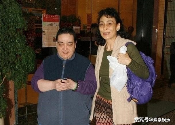 Cô con gái kém sắc nhất của trùm sòng bạc Macau lộ diện, giữa dàn thiên kim xinh đẹp càng trở nên đáng buồn với mái đầu cạo trọc như đàn ông 7