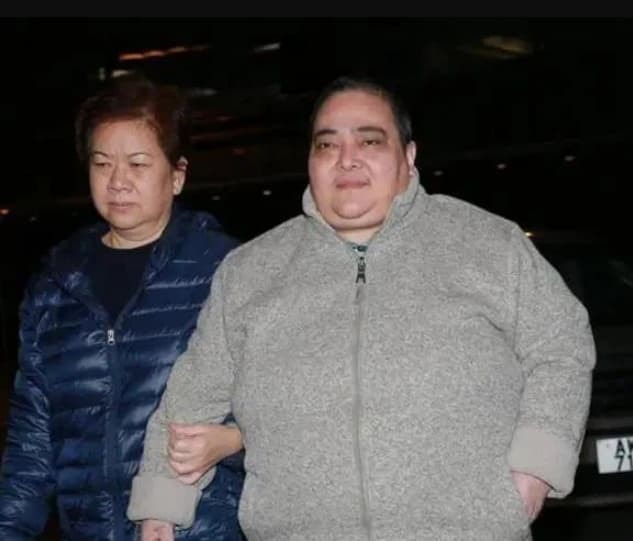 Cô con gái kém sắc nhất của trùm sòng bạc Macau lộ diện, giữa dàn thiên kim xinh đẹp càng trở nên đáng buồn với mái đầu cạo trọc như đàn ông 13