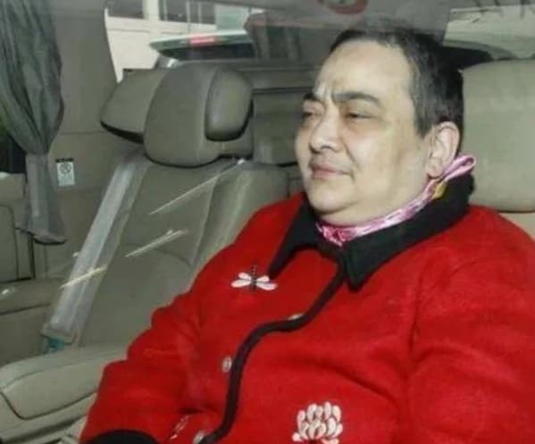 Cô con gái kém sắc nhất của trùm sòng bạc Macau lộ diện, giữa dàn thiên kim xinh đẹp càng trở nên đáng buồn với mái đầu cạo trọc như đàn ông 14