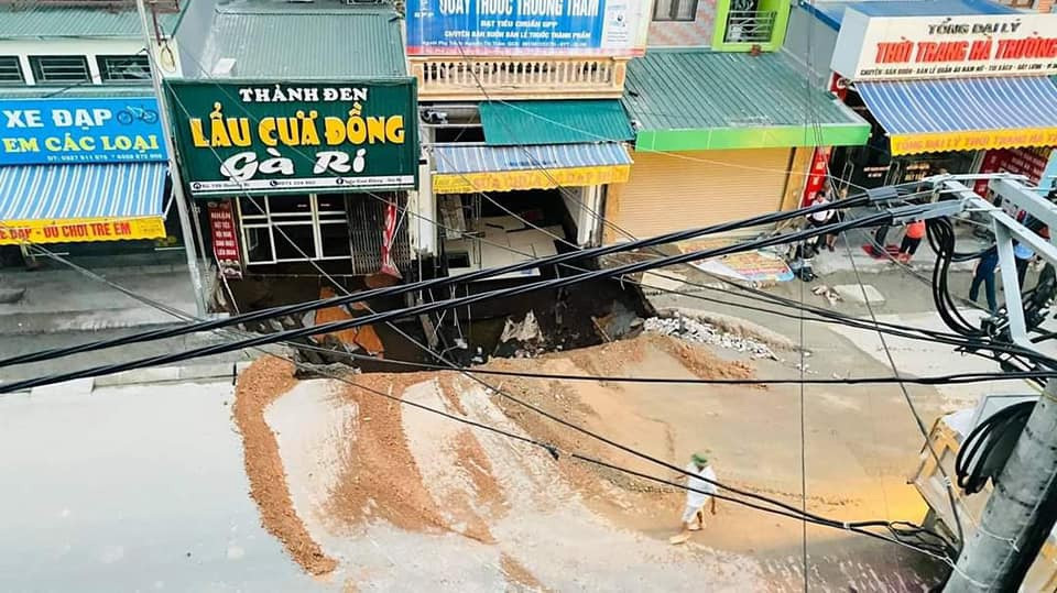 Cận cảnh hố tử thần sâu 5m nuốt nhà dân ở Hà Nội - 1