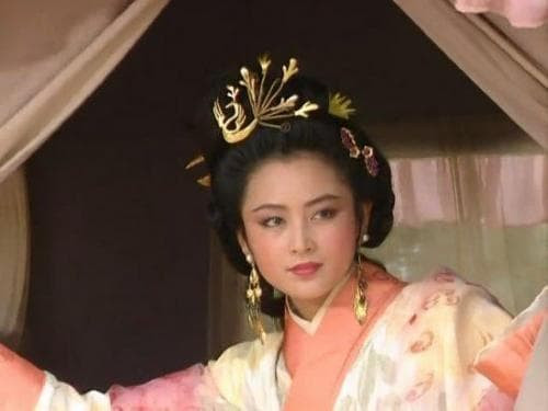 Cô từng tham gia diễn xuất trong Tứ đại danh tác, mê hoặc Trư Bát Giới, ở tuổi 52 trở thành 'mẹ' của Hoắc Kiến Hoa 4 Cô từng tham gia diễn xuất trong Tứ đại danh tác, mê hoặc Trư Bát Giới, ở tuổi 52 trở thành 'mẹ' của Hoắc Kiến Hoa 4