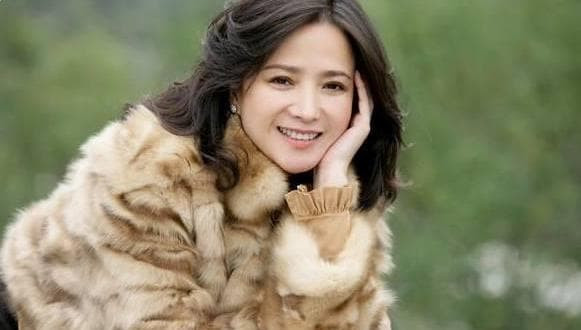 Cô từng tham gia diễn xuất trong Tứ đại danh tác, mê hoặc Trư Bát Giới, ở tuổi 52 trở thành 'mẹ' của Hoắc Kiến Hoa 2 Cô từng tham gia diễn xuất trong Tứ đại danh tác, mê hoặc Trư Bát Giới, ở tuổi 52 trở thành 'mẹ' của Hoắc Kiến Hoa 2