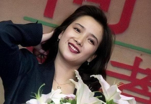 Cô từng tham gia diễn xuất trong Tứ đại danh tác, mê hoặc Trư Bát Giới, ở tuổi 52 trở thành 'mẹ' của Hoắc Kiến Hoa 0 Cô từng tham gia diễn xuất trong Tứ đại danh tác, mê hoặc Trư Bát Giới, ở tuổi 52 trở thành 'mẹ' của Hoắc Kiến Hoa 0