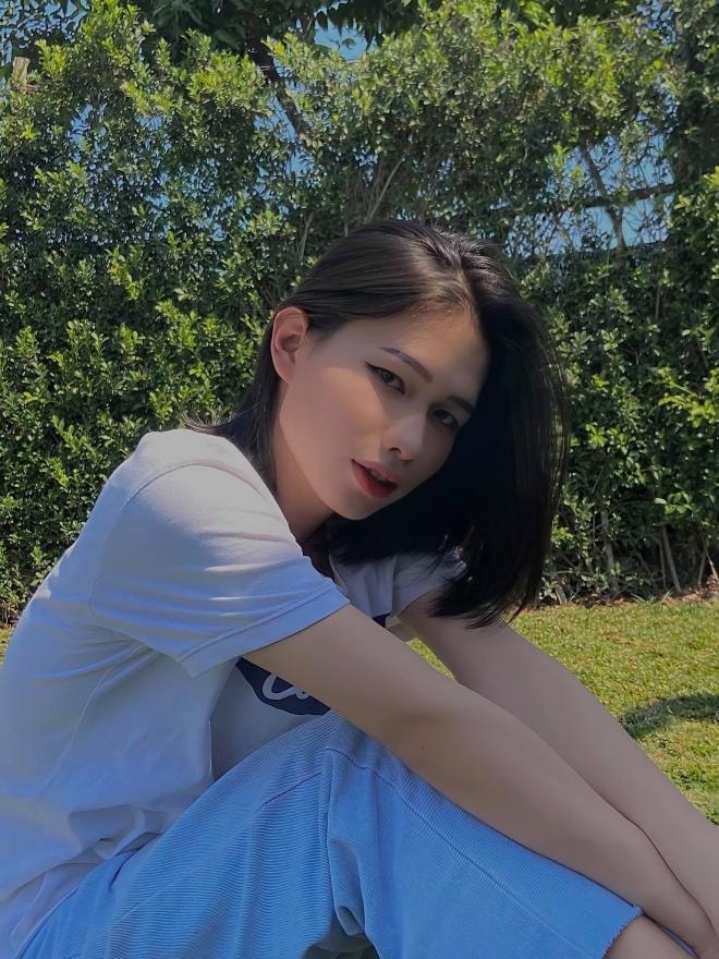 cô gái khoe vòng ba  2