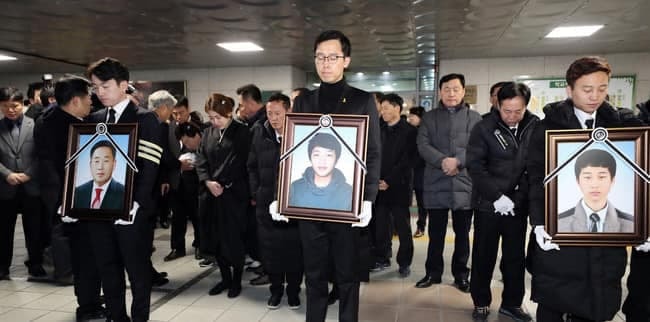  Tròn 7 năm sau thảm họa chìm phà Sewol, đọc lại những tin nhắn cuối vẫn xót xa: 'Con sợ không còn dịp nào để nói nữa, con yêu me 1