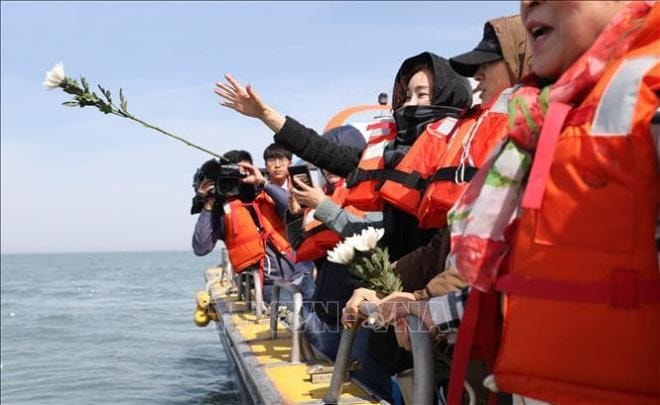  Tròn 7 năm sau thảm họa chìm phà Sewol, đọc lại những tin nhắn cuối vẫn xót xa: 'Con sợ không còn dịp nào để nói nữa, con yêu me 5