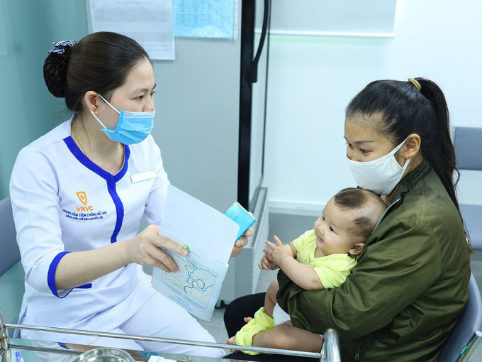 Một bà mẹ đưa con đi tiêm chủng ở VNVC. Hệ thống trung tâm tiêm chủng VNVC có đầy đủ các loại vaccine phòng bệnh bạch hầu và nhiều bệnh khác cho trẻ em, người lớn. Ảnh: VNVC.