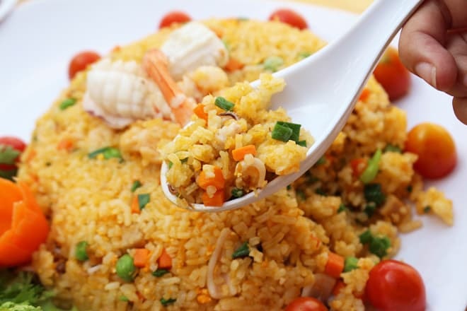 Rang cơm ai cũng biết nhưng nắm được mẹo này thì cơm vàng giòn tách hạt lại thơm ngon 1