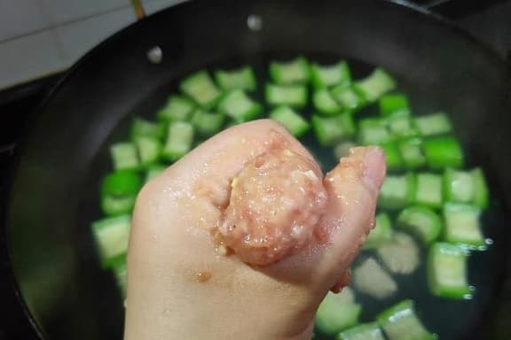 món canh mướp nấu thịt viên đơn giản 9