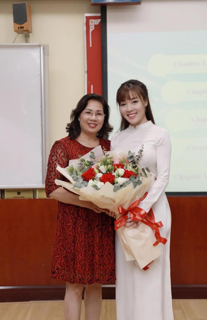 Âu Hà My bảo vệ luận văn 1 Âu Hà My bảo vệ luận văn 1