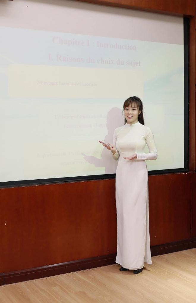 Âu Hà My bảo vệ luận văn 2 Âu Hà My bảo vệ luận văn 2