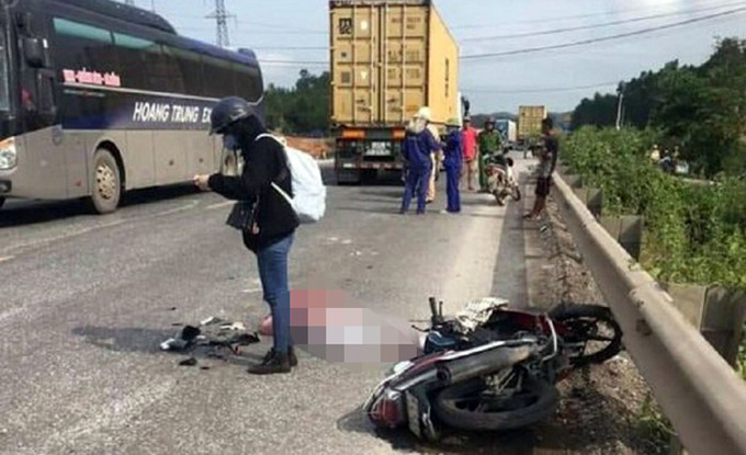 Hiện trường vụ tai nạn khiến một người tử vong sáng nay (30/4), tại Km 17+550 tuyến đường tránh QL1 qua thành phố Huế. Ảnh: CTV