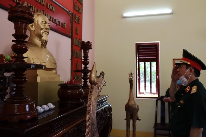 anh-1-thieu-tuong-duong-van-thang-thap-huong-nha-bac-ho.jpg