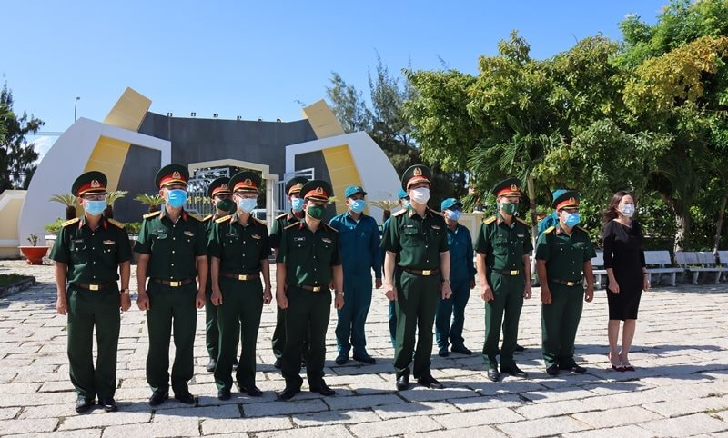 anh-2-thieu-tuong-duong-van-thang-va-cac-thanh-vien-nghiem-trang-tuong-nho-cac-anh-hung-liet-sy.jpg