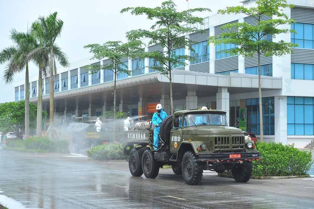 Binh chủng Hóa học phun khử trùng tiêu độc tại Bệnh viện Bệnh nhiệt đới Trung ương cơ sở 2 - Ảnh 18.