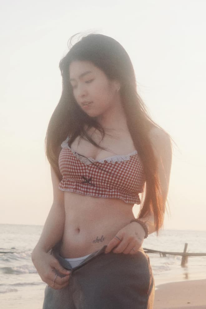 Khánh Vân khoe eo thon  0