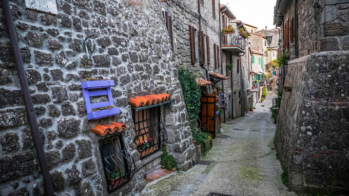 Tòa thị chính địa phương cũng ra mắt một website mang tên Vivi in paese để giới thiệu cho du khách về các ngôi nhà để thuê. Đó có thể là một ngôi nhà nhỏ bằng đá ấm cúng ở trung tâm lịch sử của thị trấn...  Ảnh: Comune di Santa Fiora