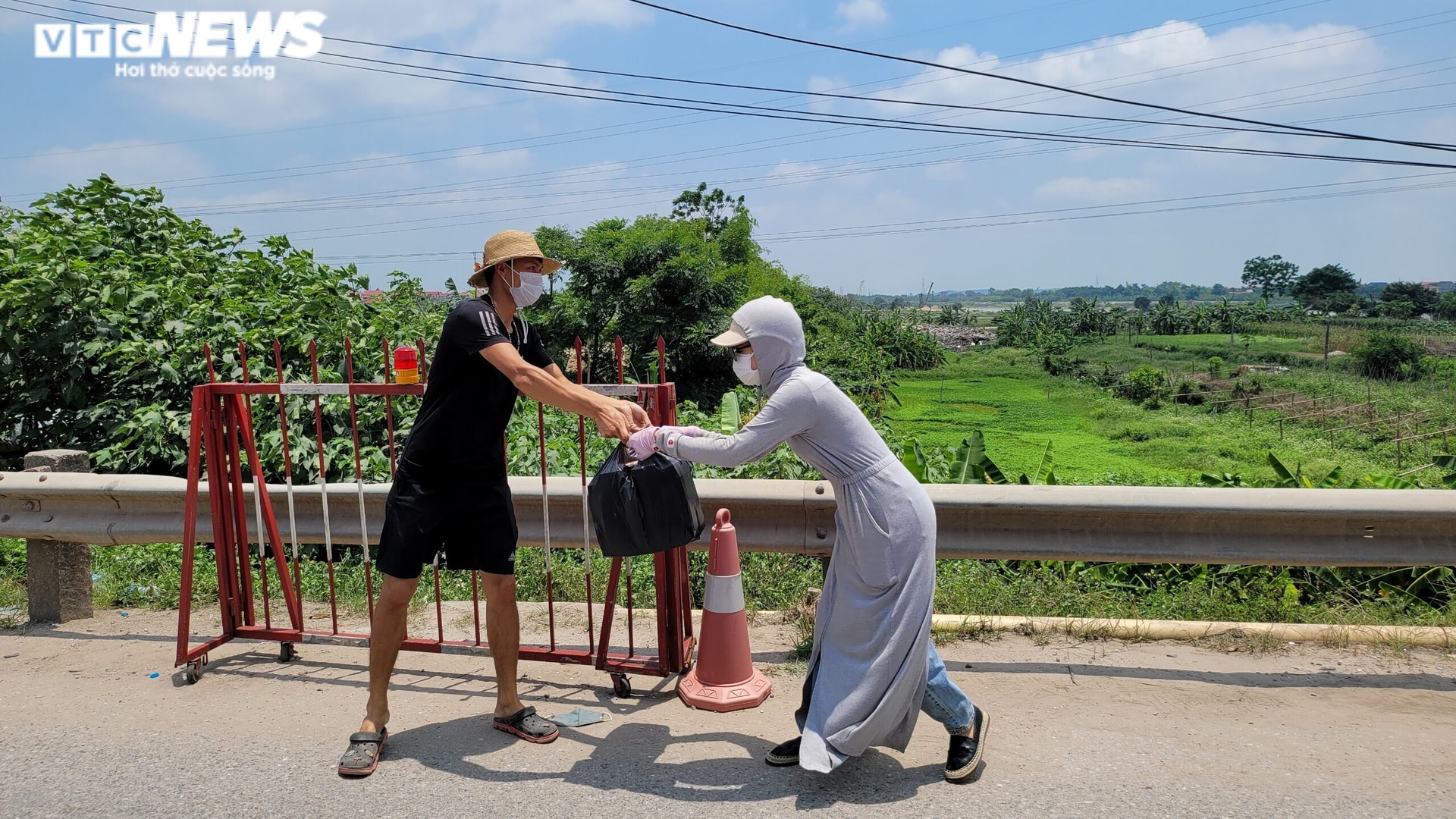 Ảnh: Cán bộ, chiến sĩ phơi mình giữa trời nắng gần 40 độ C tại chốt tâm dịch - 7