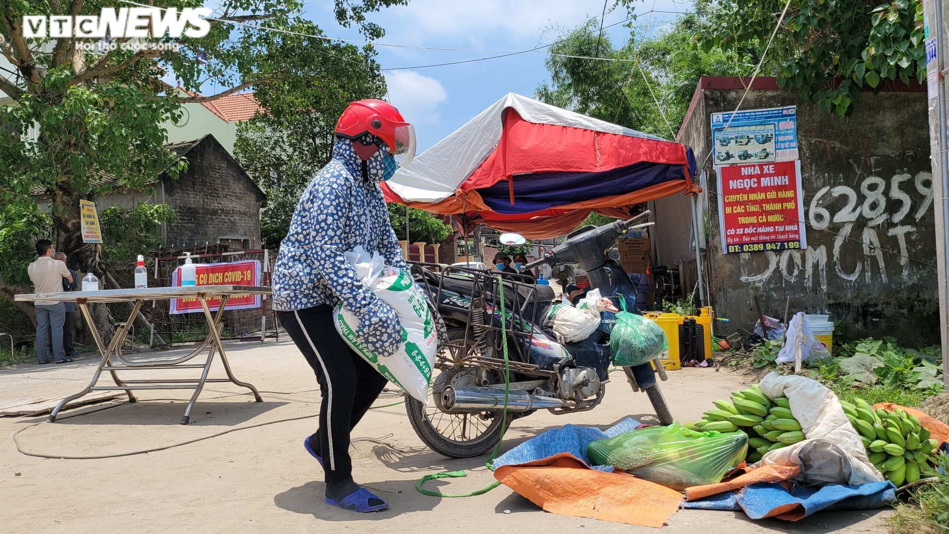 Ảnh: Cán bộ, chiến sĩ phơi mình giữa trời nắng gần 40 độ C tại chốt tâm dịch - 12