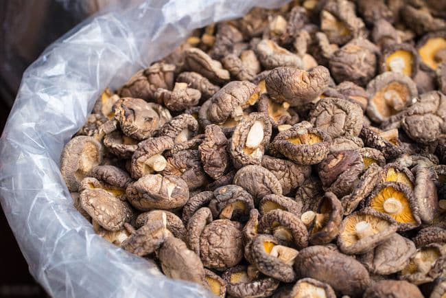 cách chọn nấm hương khô 9