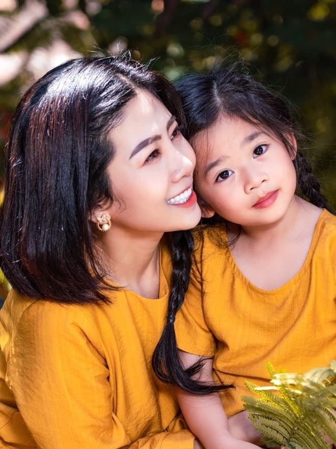 bo-anh-cuoi-cung-cua-mai-phuong-va-con-gai-lavie-ngoisaovn-w660-h880 0