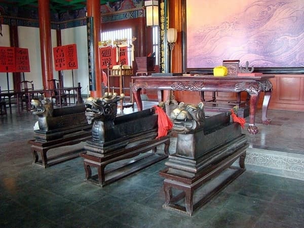 Đến phủ Khai Phong, du khách không đeo khẩu trang bị 'gông cổ' giải về cho 'Bao Đại Nhân' 2