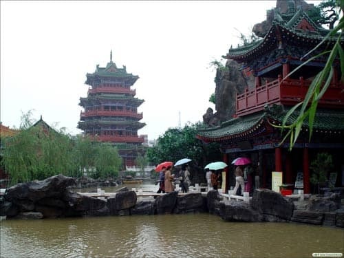 Đến phủ Khai Phong, du khách không đeo khẩu trang bị 'gông cổ' giải về cho 'Bao Đại Nhân' 3