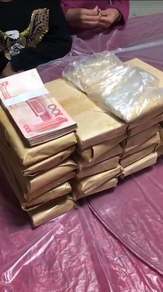 Dắt cho đi dạo, hai chị em nhặt được 1,8 tỷ đồng 2 Dắt cho đi dạo, hai chị em nhặt được 1,8 tỷ đồng 2
