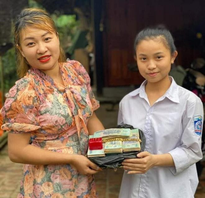 Dắt cho đi dạo, hai chị em nhặt được 1,8 tỷ đồng 1 Dắt cho đi dạo, hai chị em nhặt được 1,8 tỷ đồng 1