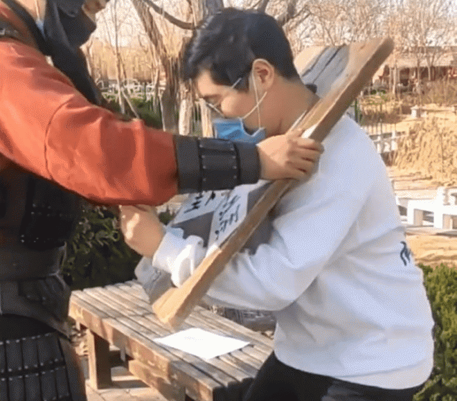 Đến phủ Khai Phong, du khách không đeo khẩu trang bị 'gông cổ' giải về cho 'Bao Đại Nhân' 2