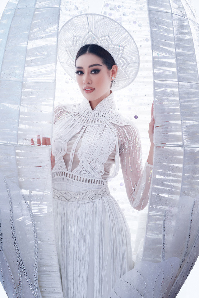 Miss Universe: Khánh Vân với cú xoay ấn tượng ở phần thi trang phục dân tộc - Ảnh 3.