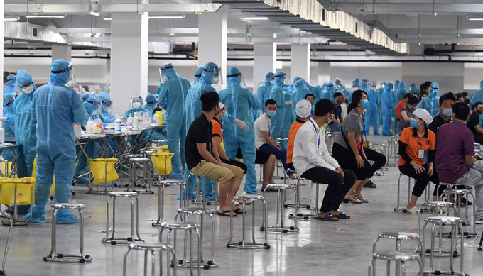 Công nhân ở khu công nghiệp Quang Châu chờ xét nghiệm ngày 15/5. Ảnh: Giang Huy