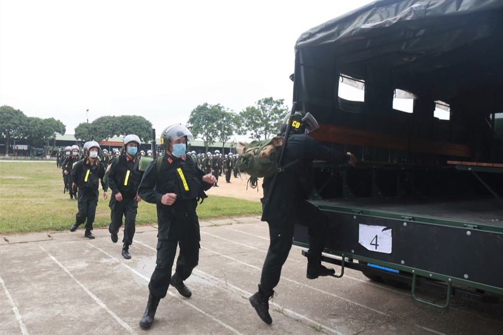 Gần 300 cảnh sát cơ động hỗ trợ Bắc Giang dập dịch Covid-19 - 3