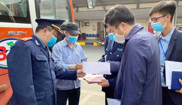 Thanh tra Sở GTVT Hà Nội tăng cường kiểm tra việc chấp hành các quy định phòng chống dịch bệnh Covid-19 trên phương tiện vận chuyển hành khách. Ảnh minh họa