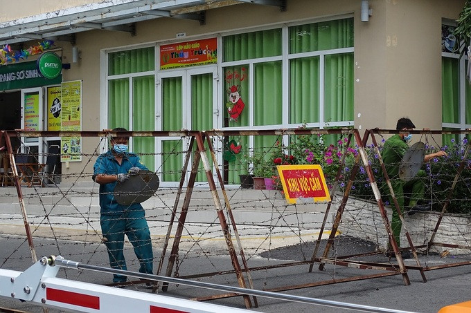 Lực lượng chức năng dựng rào chắn ở cổng lô A1 chung cư Sunview Town. Ảnh: Hà An.